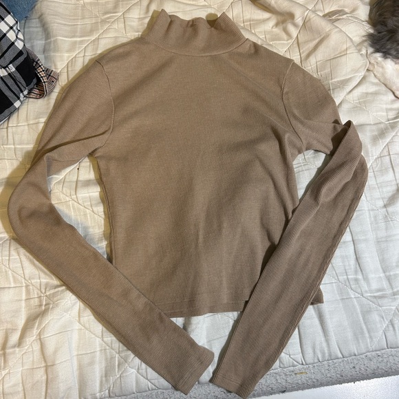 tan women’s turtle neck - Picture 1 of 1